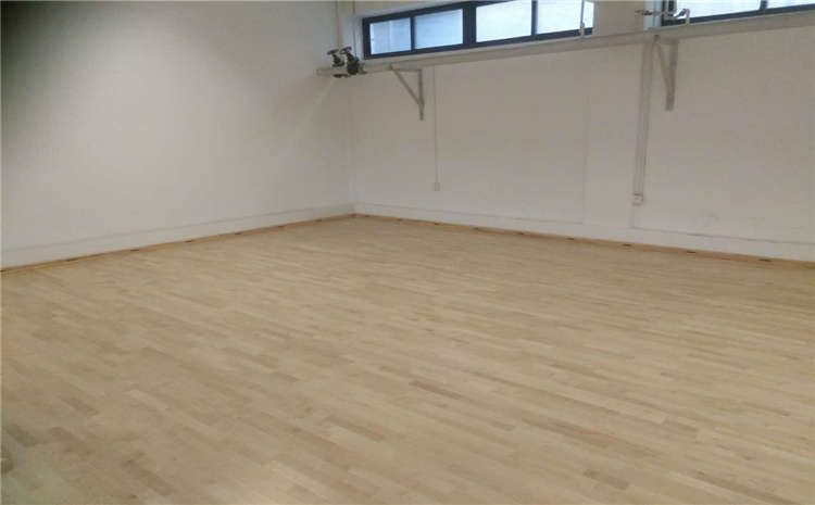 松木運(yùn)動(dòng)體育地板造價(jià)是的多少？