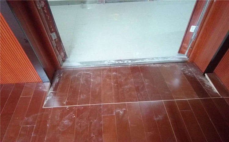 俄勒岡松風(fēng)雨操場(chǎng)運(yùn)動(dòng)地板怎么翻新？