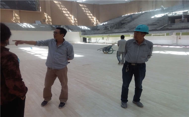 柞木風(fēng)雨操場(chǎng)運(yùn)動(dòng)地板怎么翻新？