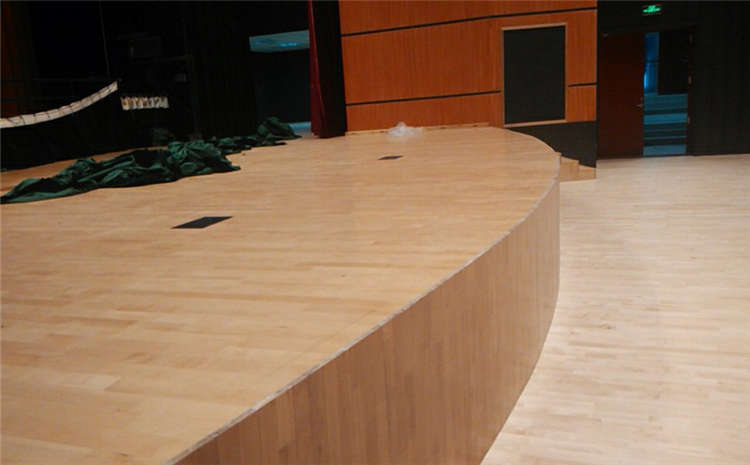 22厚羽毛球館木地板造價(jià)是的多少？