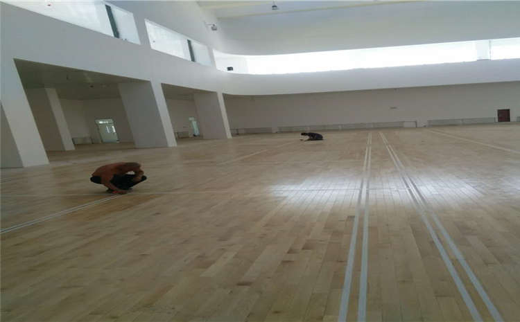 五角楓風(fēng)雨操場(chǎng)地板怎么維修?