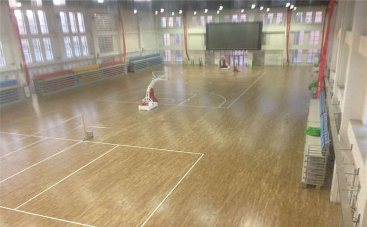 硬木企口羽毛球館木地板怎么翻新