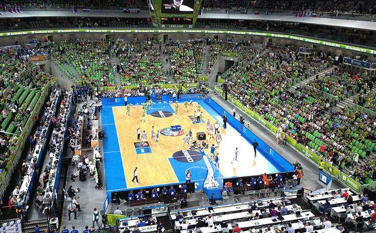 五角楓風(fēng)雨操場運(yùn)動地板**是多少錢？