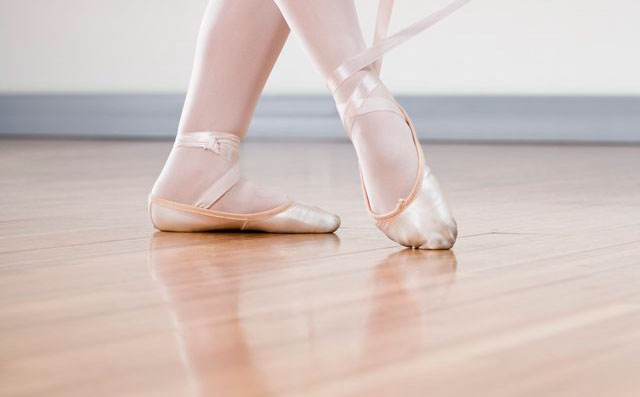 24厚乒乓球館木地板怎么翻新？