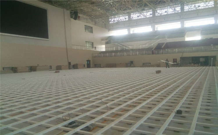 專業(yè)的風(fēng)雨操場地板多少錢一平米？