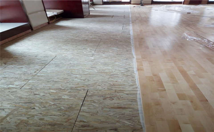 單層龍骨結(jié)構(gòu)風(fēng)雨操場木地板哪個品牌好？