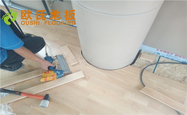 新疆克拉瑪依市獨(dú)山子虹園小區(qū)體育館木地板項(xiàng)目——?dú)W氏實(shí)木運(yùn)動地板